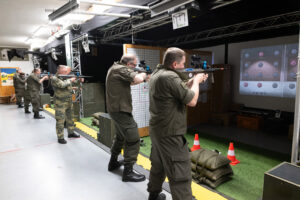 Das Schlüsselpersonal trainiert das Scharfschießen im Simulator, dem sogenannten „Schießkino“.