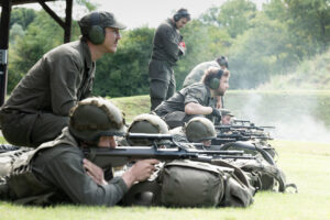 Soldaten beim Scharfschießen mit dem Sturmgewehr 77.