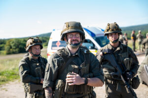 Soldaten halten sich bereit für das Truppgefechtsschießen.